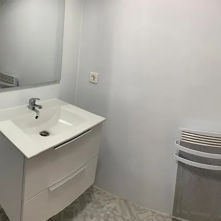 Appartement 2ème étage 42m2 Hyper Centre / Parking Gratuit *